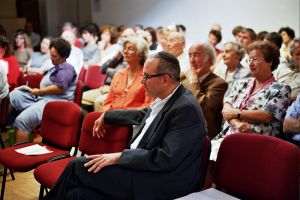 Lorberbaum luistert naar de inleiding van zijn collega Munk