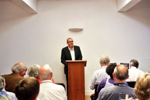Lorberbaum houdt zijn lezing over recente ontwikkelingen in Isra&euml;l