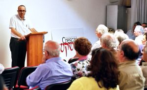 Lorberbaum luistert naar een vraag uit de zaal