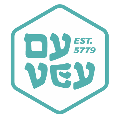 In samenwerking met 'Oy Vey' Logo Oy Vey